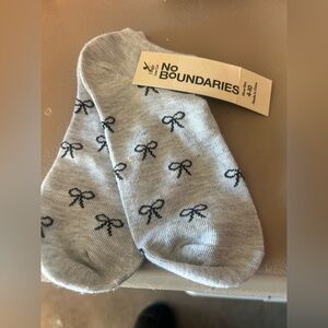 GIVEAWAY: No Boundaries Gray Ankle Socks with Bow Pattern
